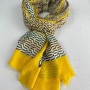 Vrolijke zomersjaal van mooi materiaal 50 % katoen met 50% viscose