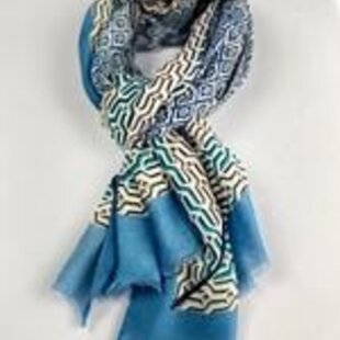 Vrolijke zomersjaal van mooi materiaal 50 % katoen met 50% viscose