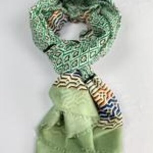 Vrolijke zomersjaal van mooi materiaal 50 % katoen met 50% viscose