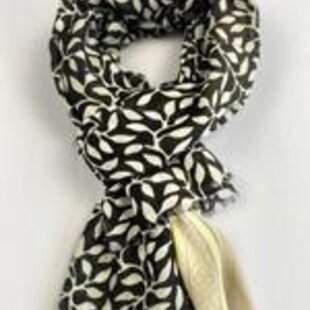 Sjaal met bloemmotief en kleuren / 50% katoen met 50 % viscose