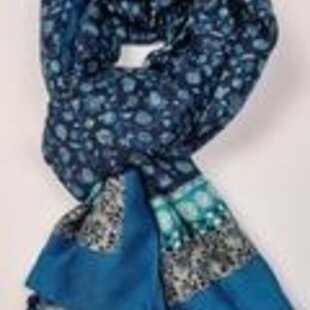 Sjaal met bloemetjes en franje 50% katoen met 50% viscose