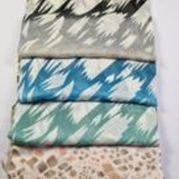 Zomersjaal met print divers van fijne zachte stof 50% katoen met 50 % viscose