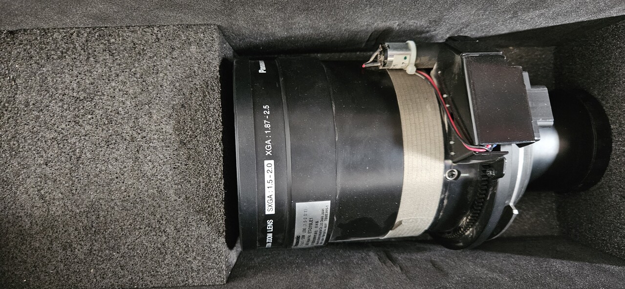 Panasonic Panasonic D10000E DLP 10.000 ansilumen 1400x1050 INClusief lenzen. 52 branduren