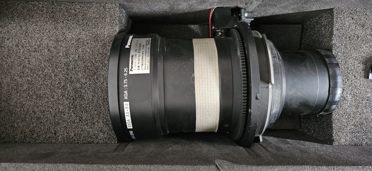 Panasonic Panasonic D10000E DLP 10.000 ansilumen 1400x1050 INClusief lenzen. 52 branduren