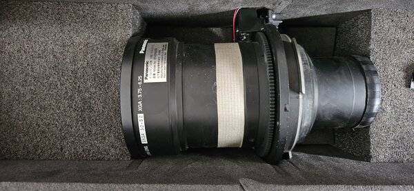 Panasonic Panasonic D10000E DLP 10.000 ansilumen 1400x1050 INClusief lenzen. 52 branduren