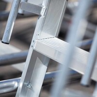 Eurostairs Professionelle mobile Lagerleiter mit 4 Trittstufen