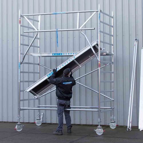 Rollgerüst komplett 135 x 190 x 7,2 m Arbeitshöhe inkl. doppeltem Frontgeländer Euroscaffold Rollgerüst komplett 135 x 190 x 7,2 m Arbeitshöhe inkl. doppeltem Frontgeländer