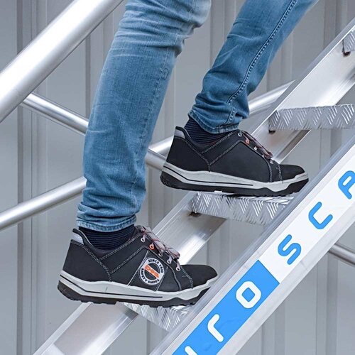 Euroscaffold Treppenturm 135 x 250 x 14,2 m Arbeitshöhe