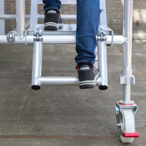 Euroscaffold Treppenturm 135 x 250 x 6,2 m Arbeitshöhe