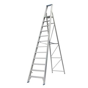 Solide Brusttreppe 12 Stufen (max. Arbeitshöhe 5 m) Solide Brusttreppe 12 Stufen (max. Arbeitshöhe 5 m)