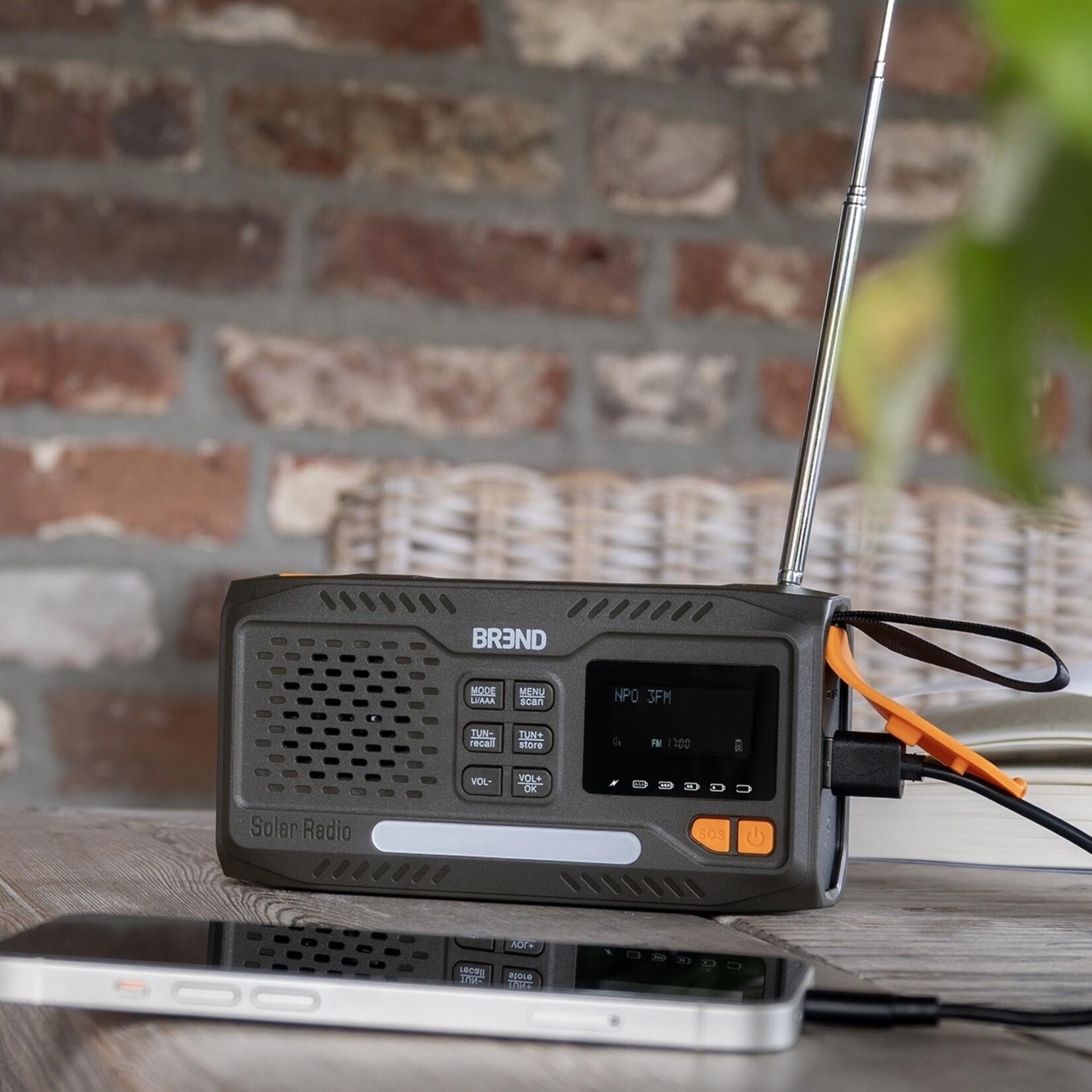 BREND Compacte DAB/FM Noodradio met Bluetooth, SOS-alarm en Zonnepaneel