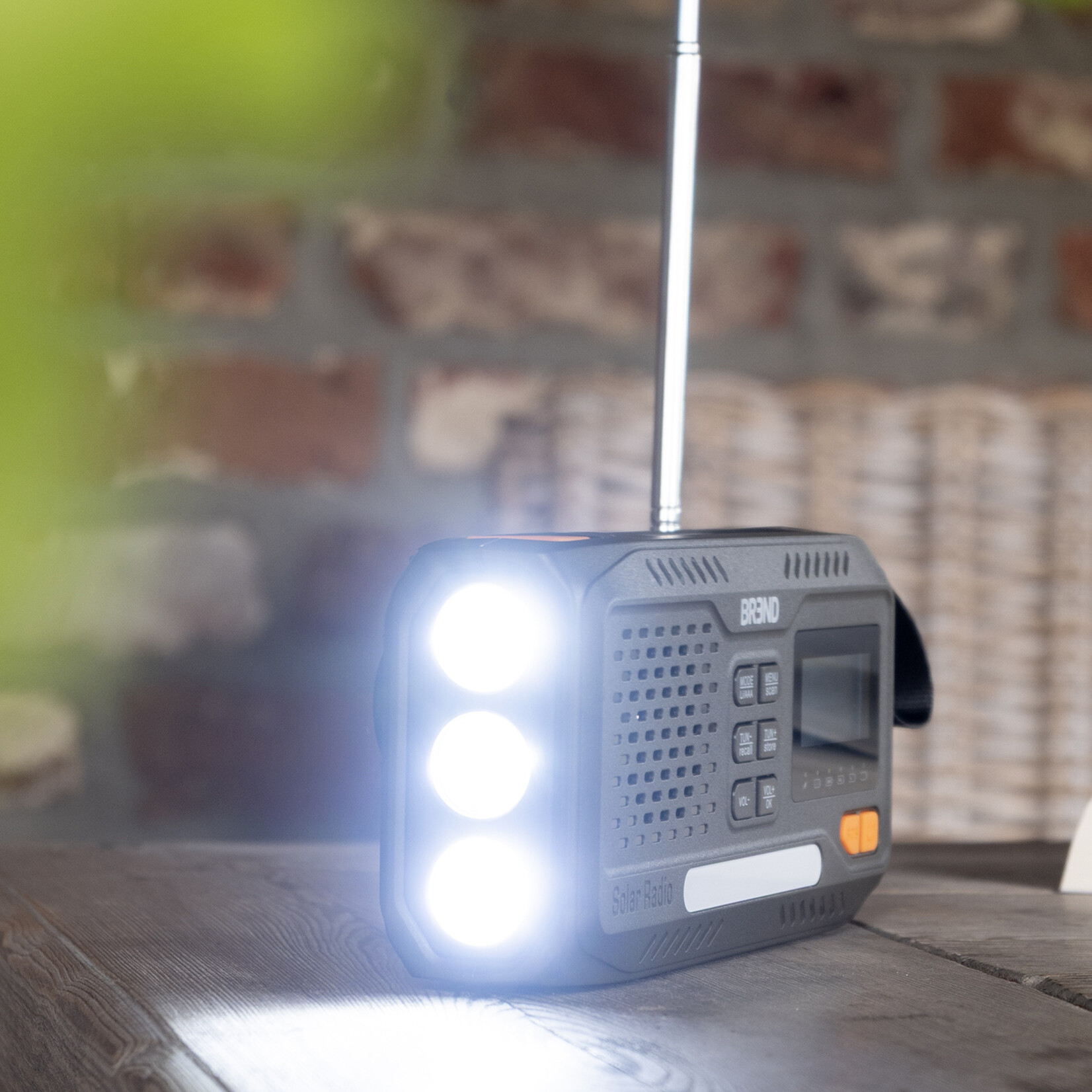 BREND Compacte DAB/FM Noodradio met Bluetooth, SOS-alarm en Zonnepaneel