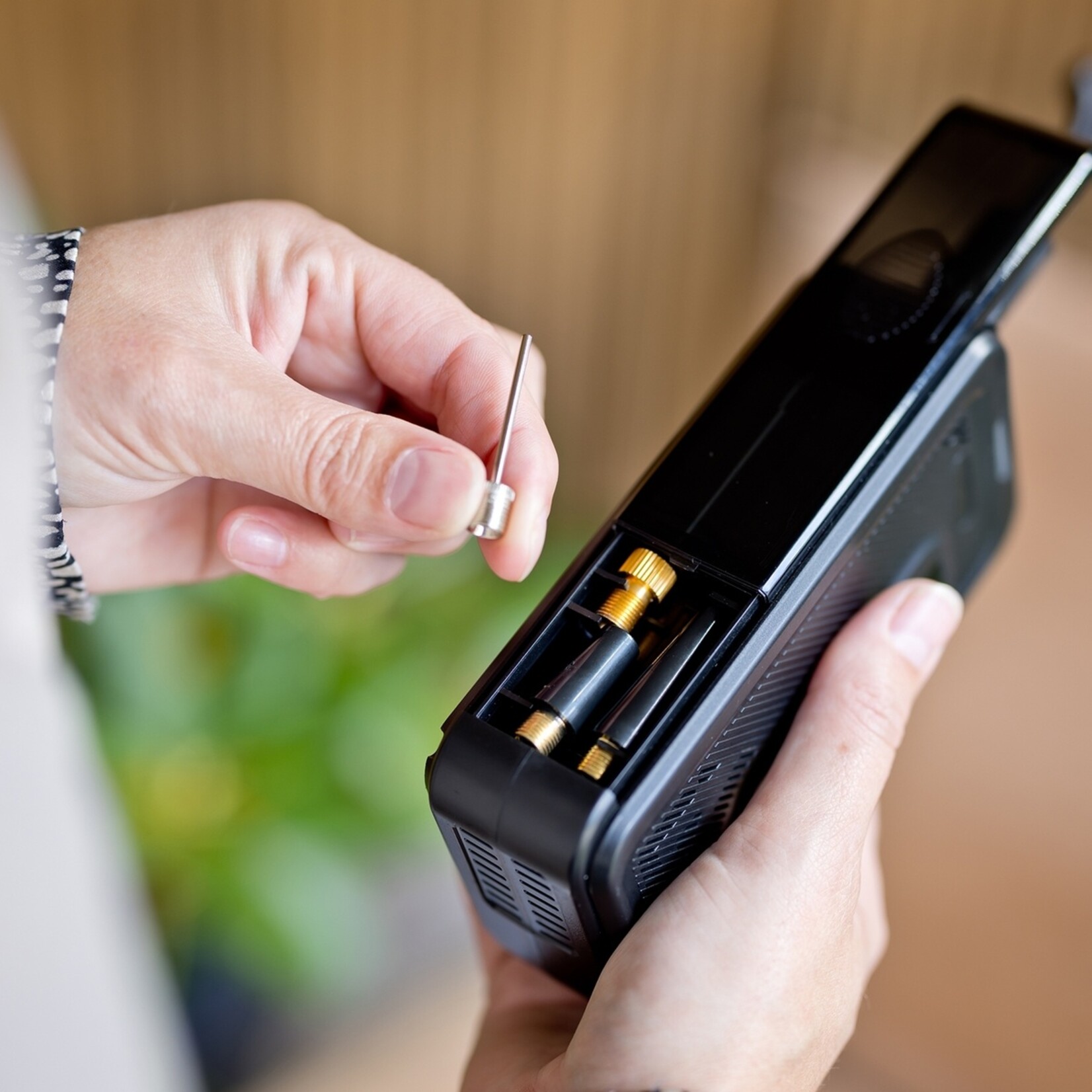 QLT Draadloze Luchtcompressor met Opbergvak – 2000mAh Oplaadbare Batterij