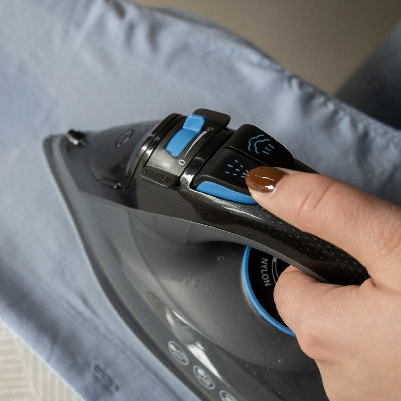 BREND Draadloos Stoomstrijkijzer met Oplaadbasis en Thermostaat – 200W