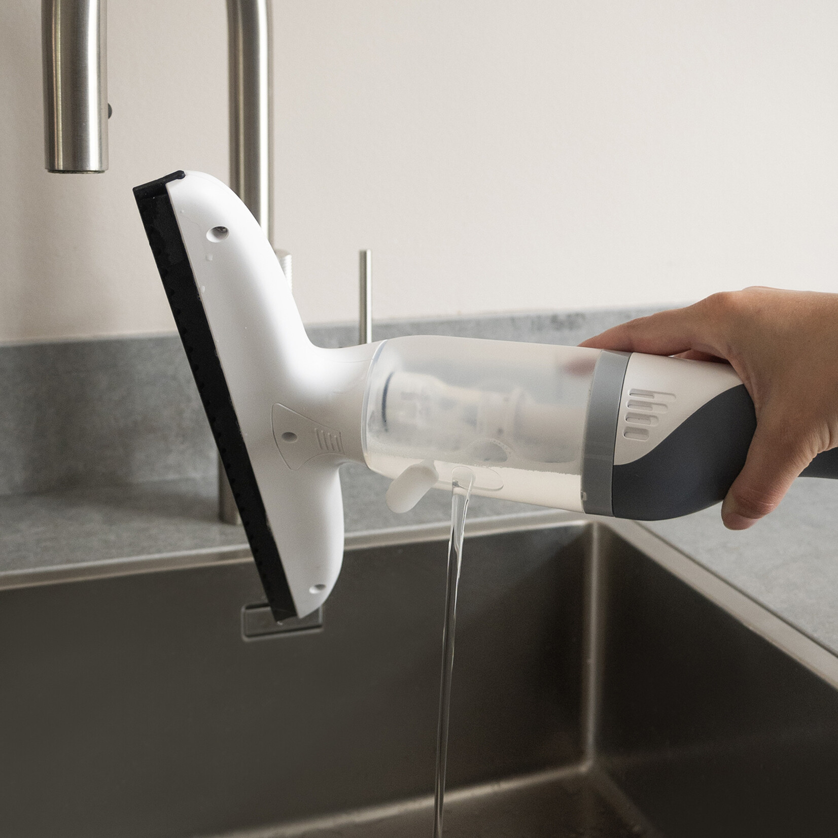 BREND Elektrische Raamwisser en Sprayfles - Ramenwasser met Zuigsysteem en Oplader