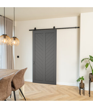 Houten loftdeur, klassiek grijs, visgraat design * Houten loftdeur, klassiek grijs, visgraat design *