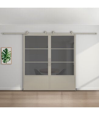 Dubbele stalen schuifdeur - Kiezelgrijs - 3 Vlaks met kickplate - Rookglas