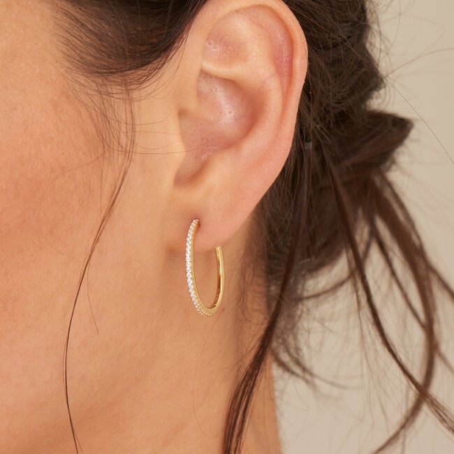 Goudvergulde oorring met zirkonia steentjes 23 mm