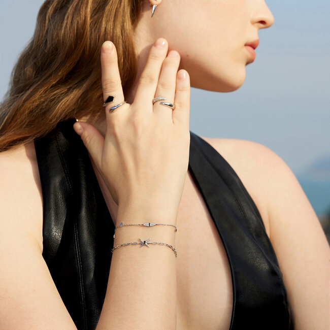 Zilveren kruisvormige schakelarmband met zirkonia steentjes 18,5 cm