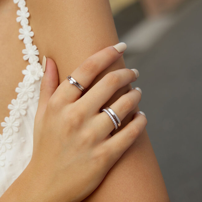 Zilveren smalle ring met zirkonia steentjes
