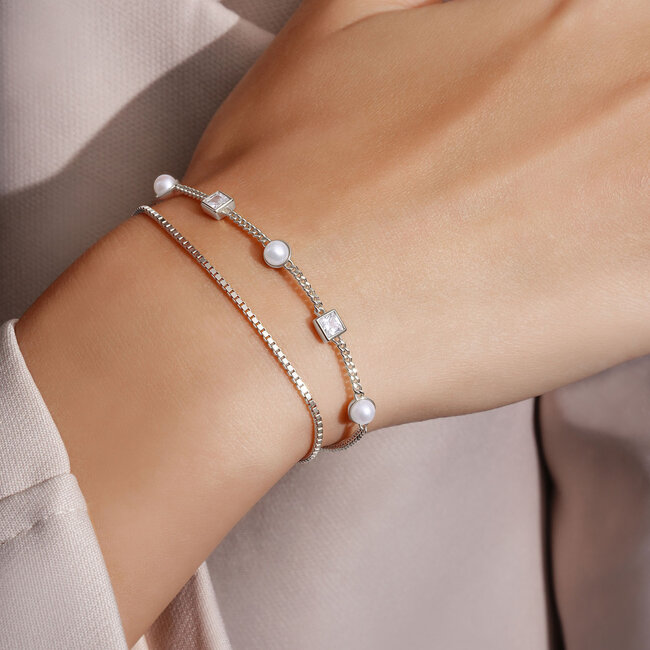 Zilveren gourmette schakelarmband met zirkonia steentjes en een zoetwaterparel 18,5 cm