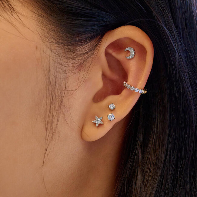 Zilveren vierkant oorknopje met zirkonia steentjes 4 mm