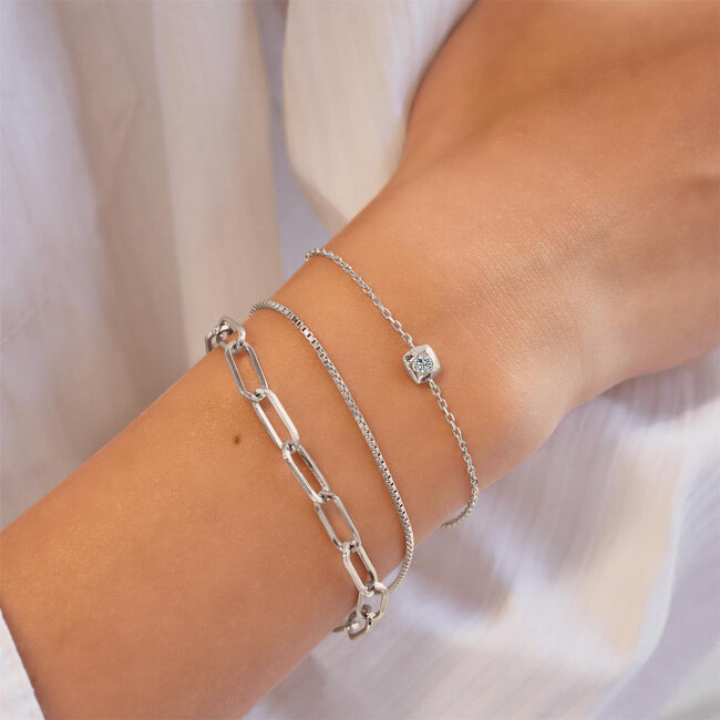 Zilveren vierkante schakelarmband met zirkonia steentjes 18,5 cm