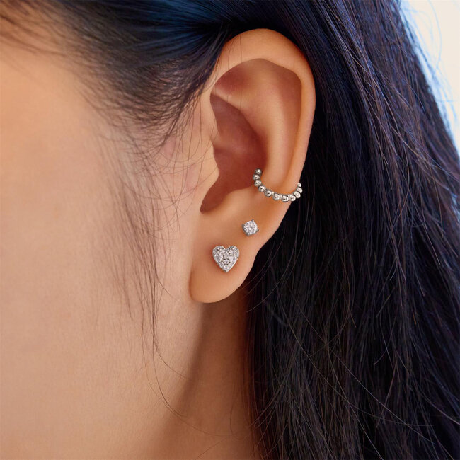 Zilveren hartvormig oorknopje met zirkonia steentjes 6 mm