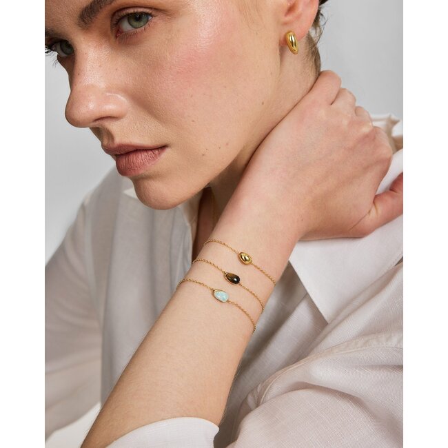 Goudvergulde armband met tijgeroog in kiezelvorm 18,5 cm