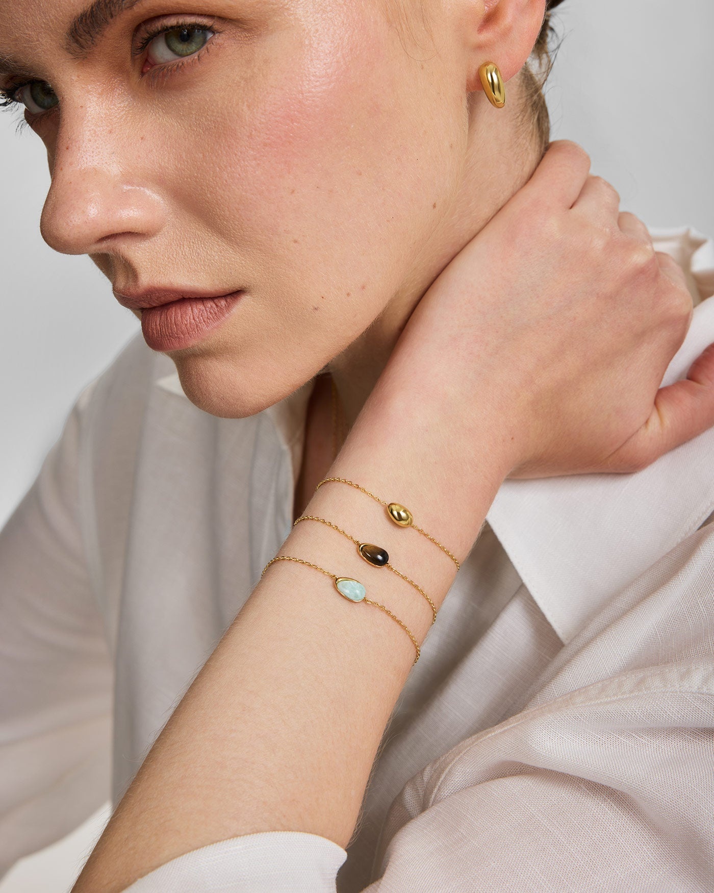 Goudvergulde armband met tijgeroog in kiezelvorm 18,5 cm-2