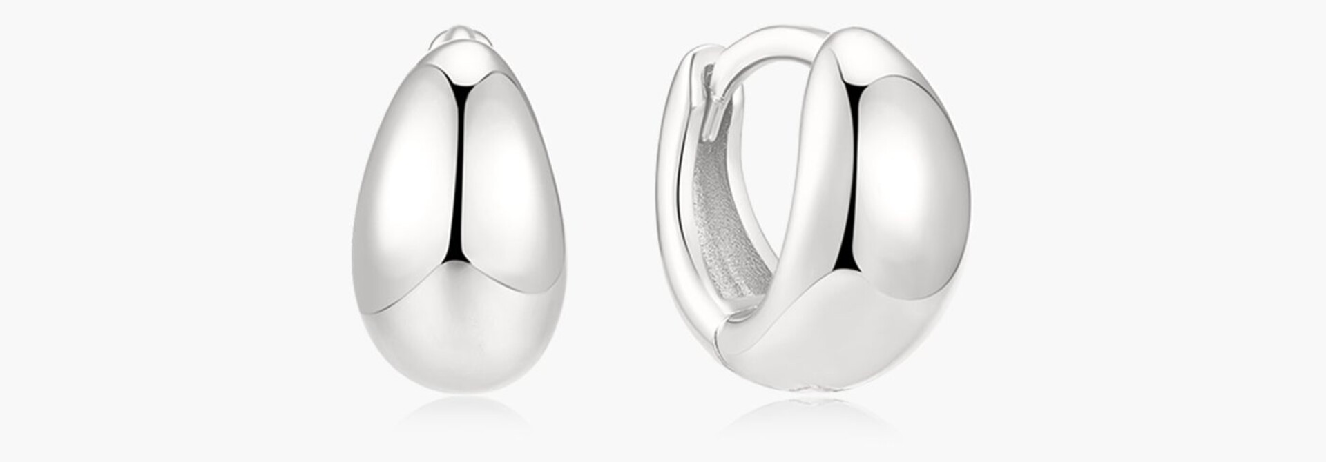 Zilveren huggie oorringen met organische kiezelvorm 6,5 mm