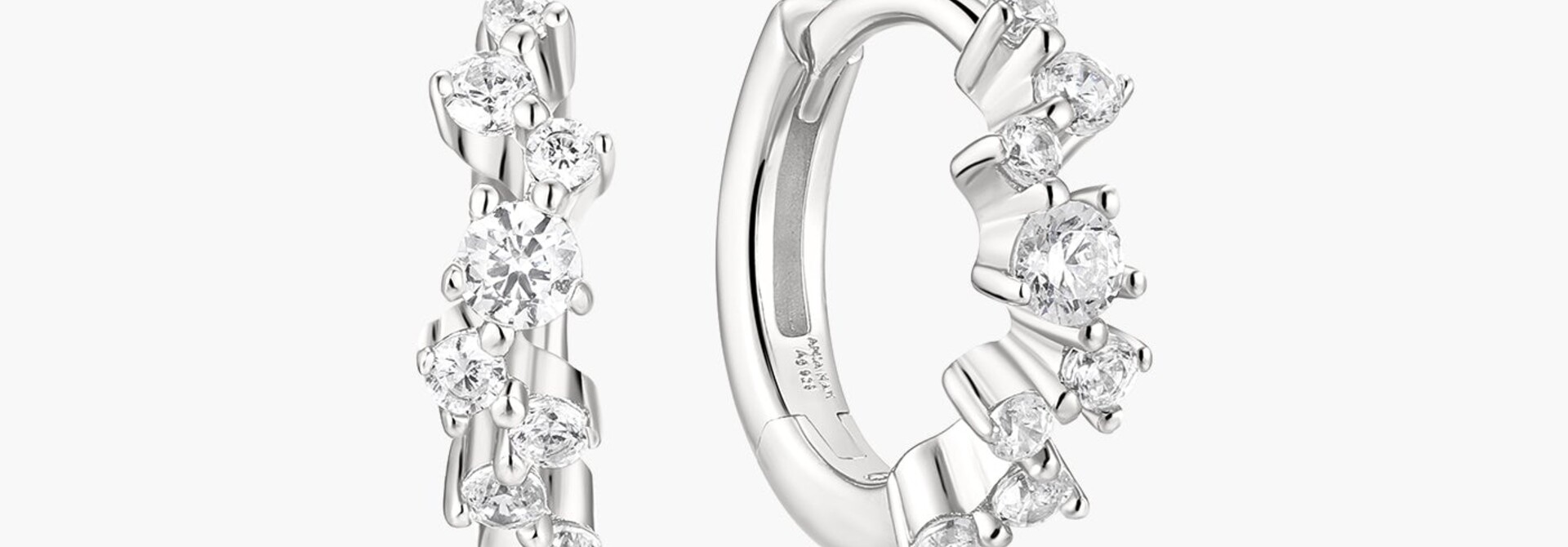 Zilveren zigzag huggie oorringen met zirkonia 8 mm