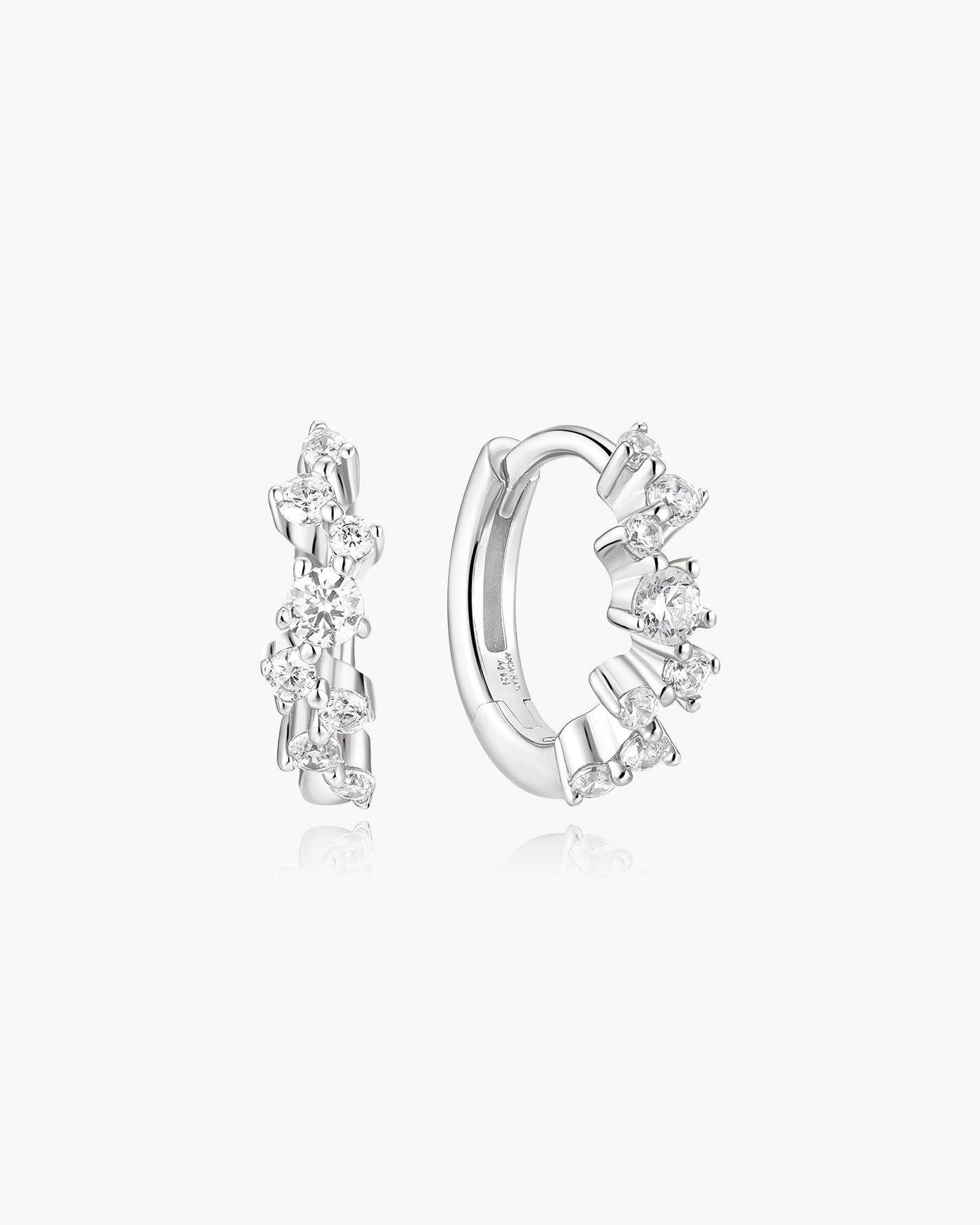 Zilveren zigzag huggie oorringen met zirkonia 8 mm-1