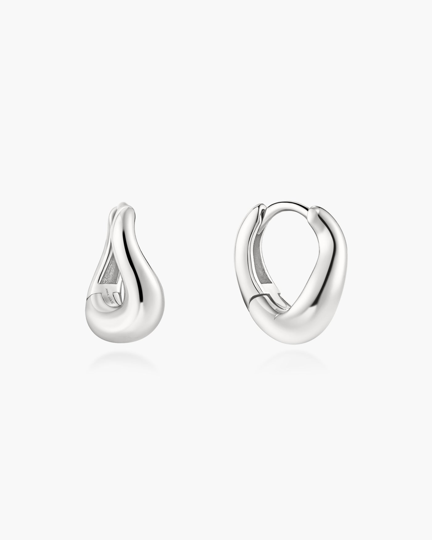 Zilveren golvende huggie oorringen 13 mm-1