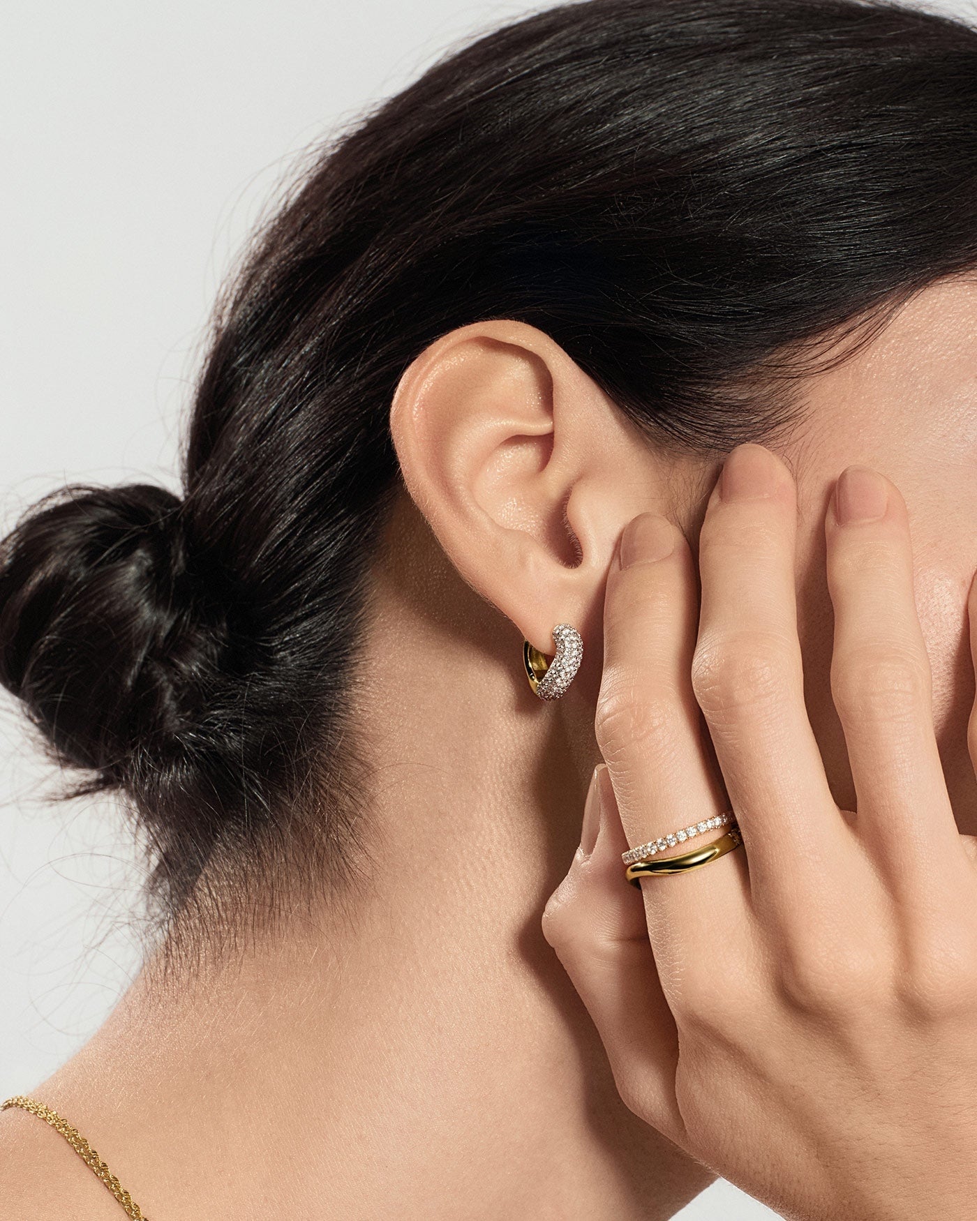 Goudvergulde chunky golvende huggie oorringen met zirkonia 8 mm-4