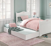 Rustic bedlade logeerbed meisjeskamer