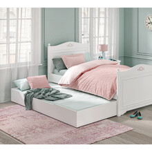 Rustic bedlade logeerbed meisjeskamer