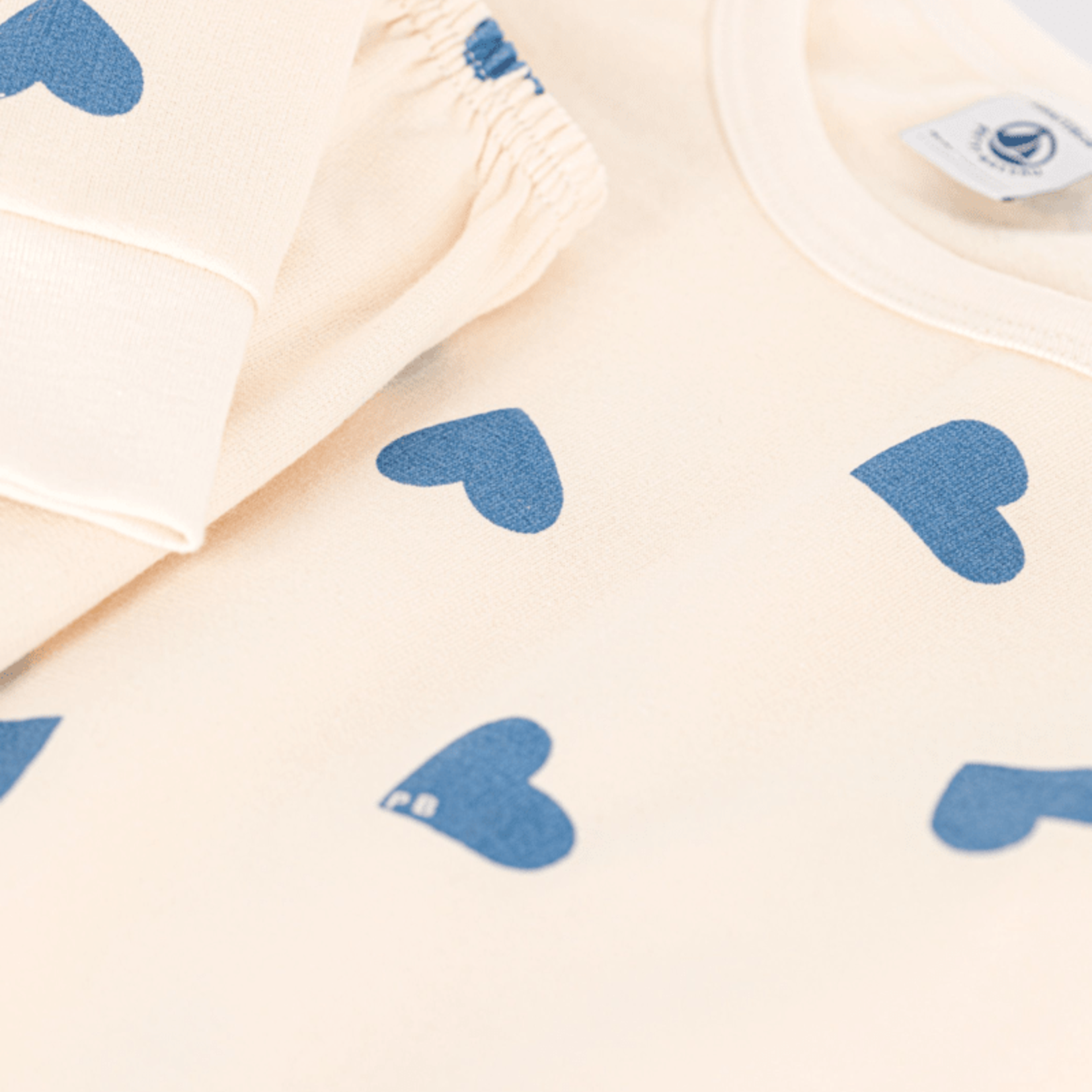 Petit Bateau Babypyjama met blauwe hartjes