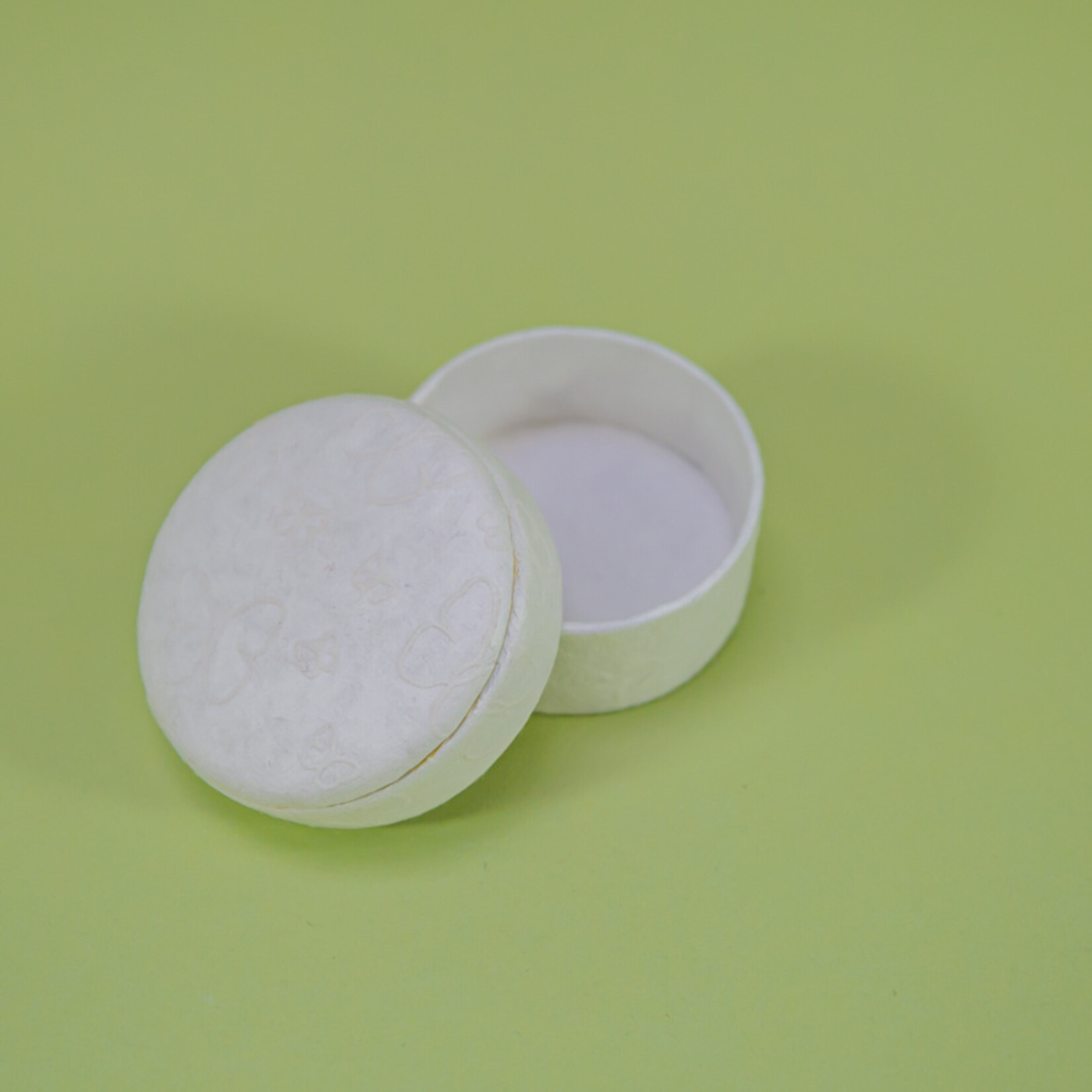 ECO-URN TH076 Ronde doos gemaakt van mulberry papier met vlinder print