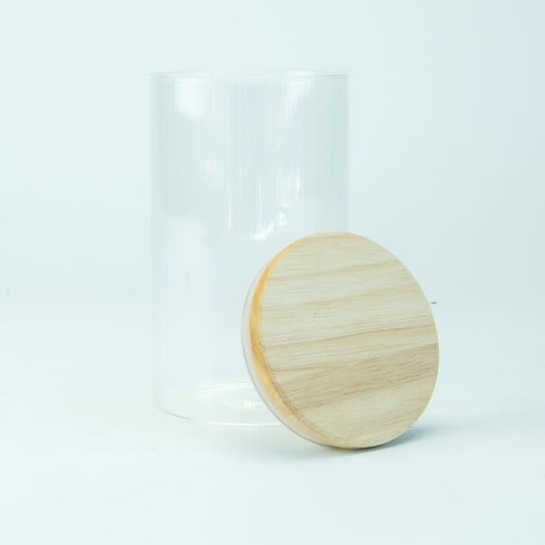 Glazen cylinderpot met geribbelde binnenzijde en houten deksel