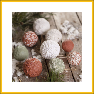 Kerstbal met papier-maché pulp
