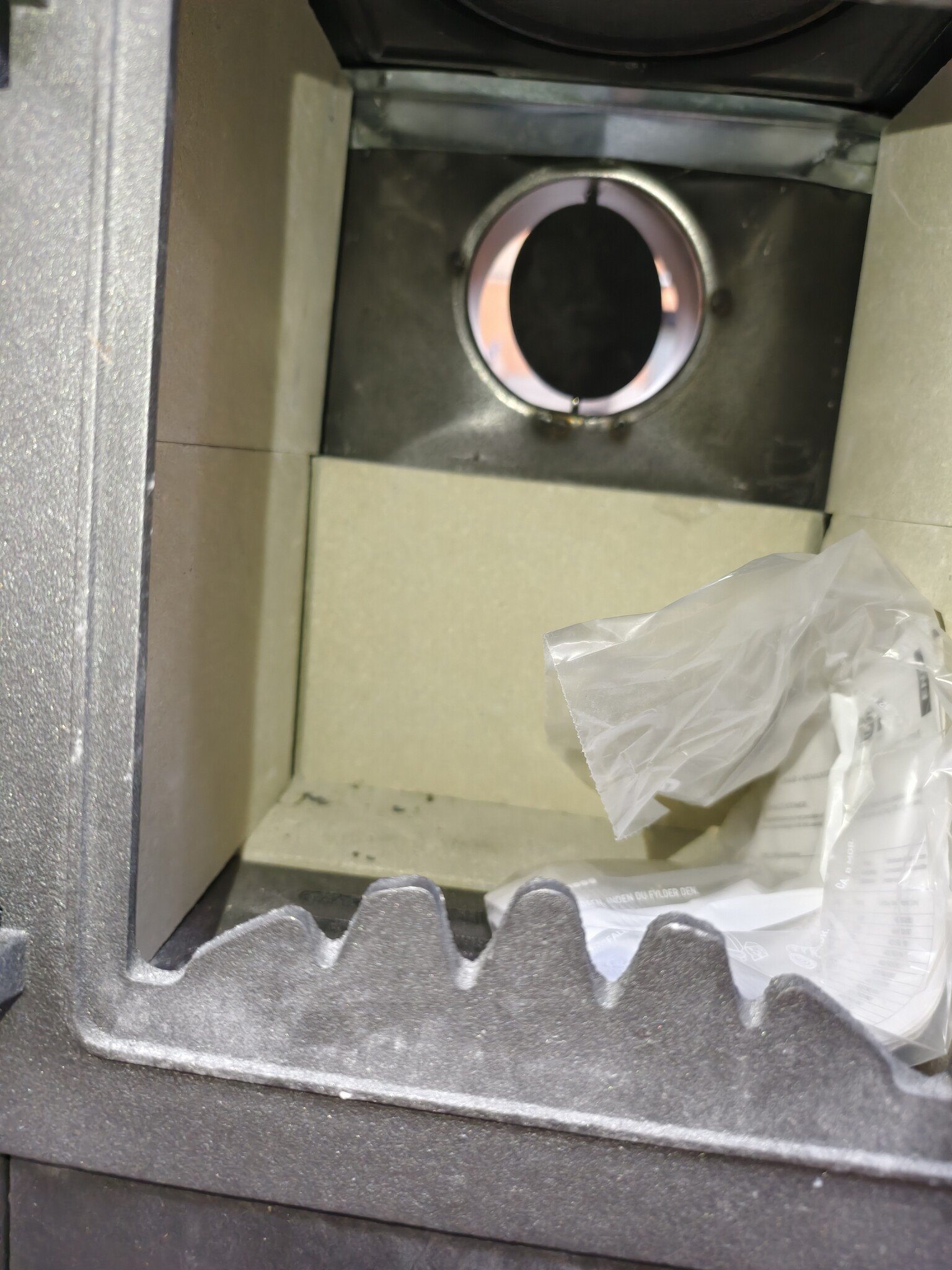 Houtkachel Antraciet 6,6-8,5kW - 55% Korting! (Krassen/Tegel gebroken)