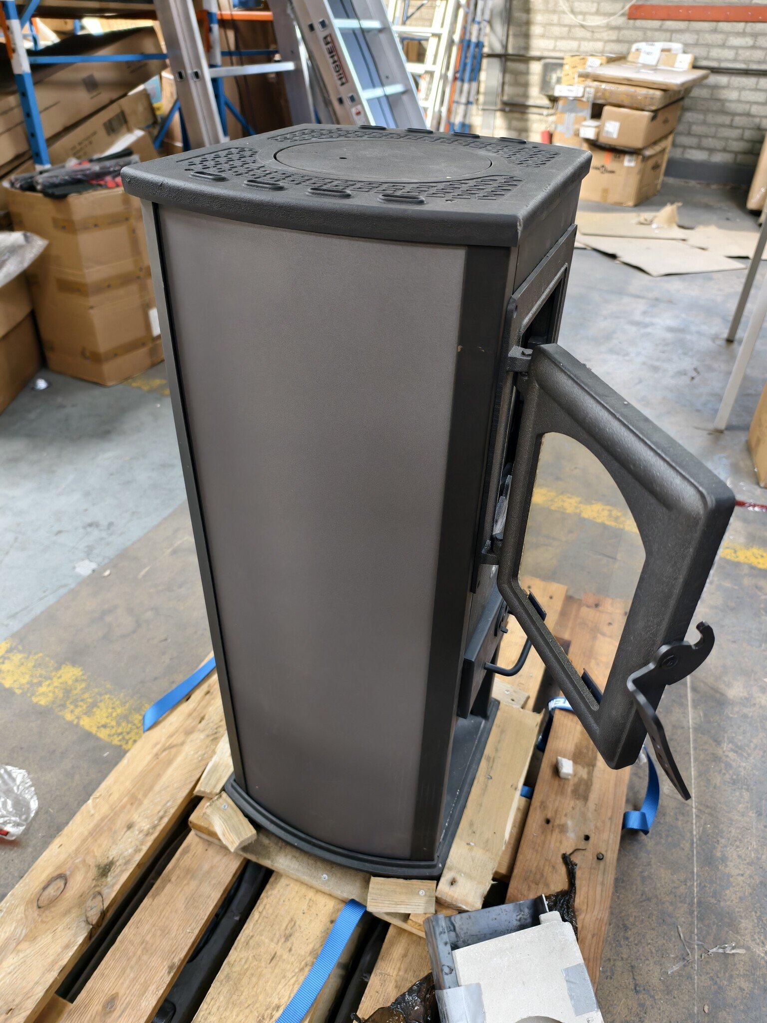Houtkachel Antraciet 6,6-8,5kW - 55% Korting! (Krassen/Tegel gebroken)
