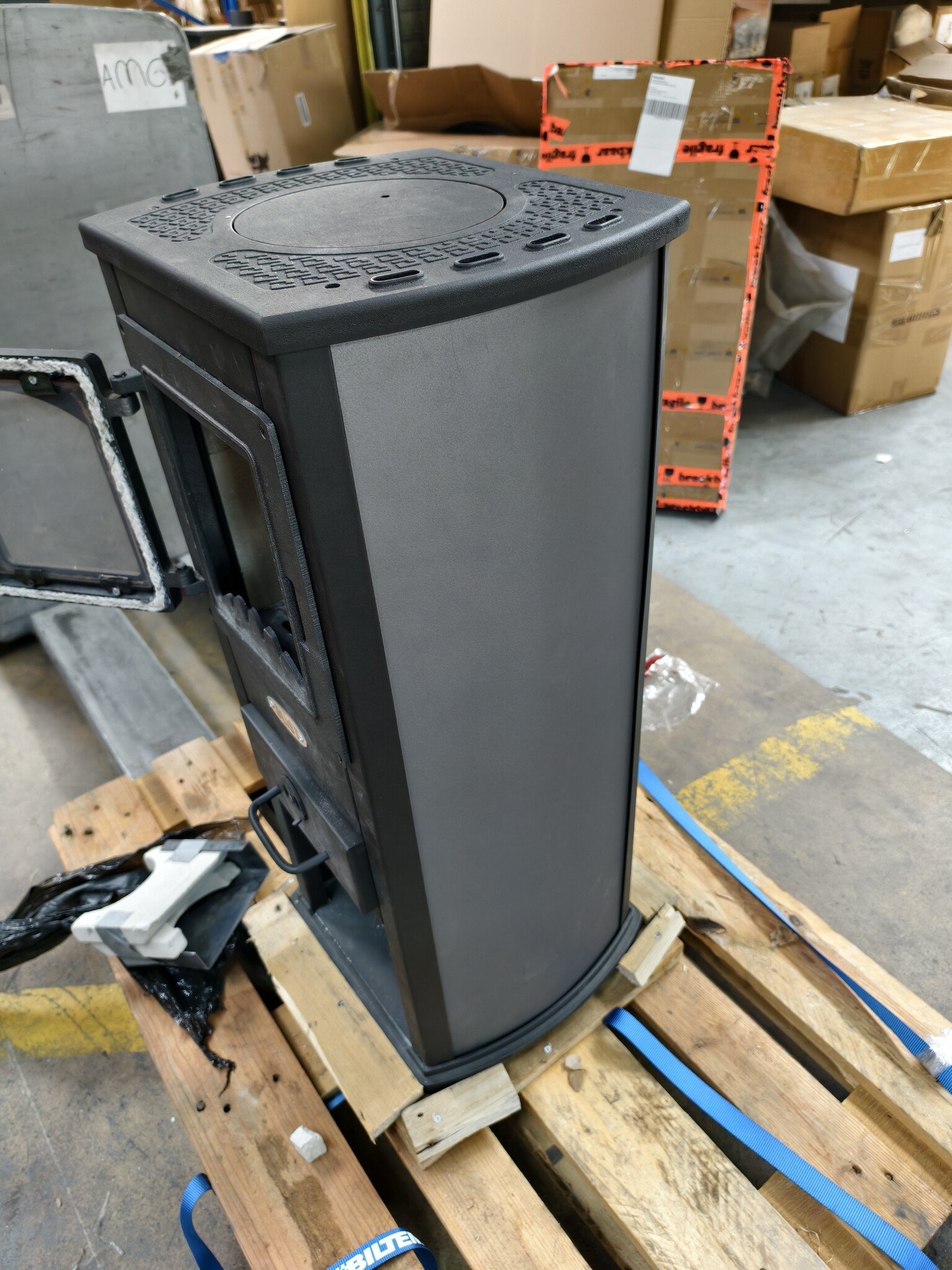 Houtkachel Antraciet 6,6-8,5kW - 55% Korting! (Krassen/Tegel gebroken)