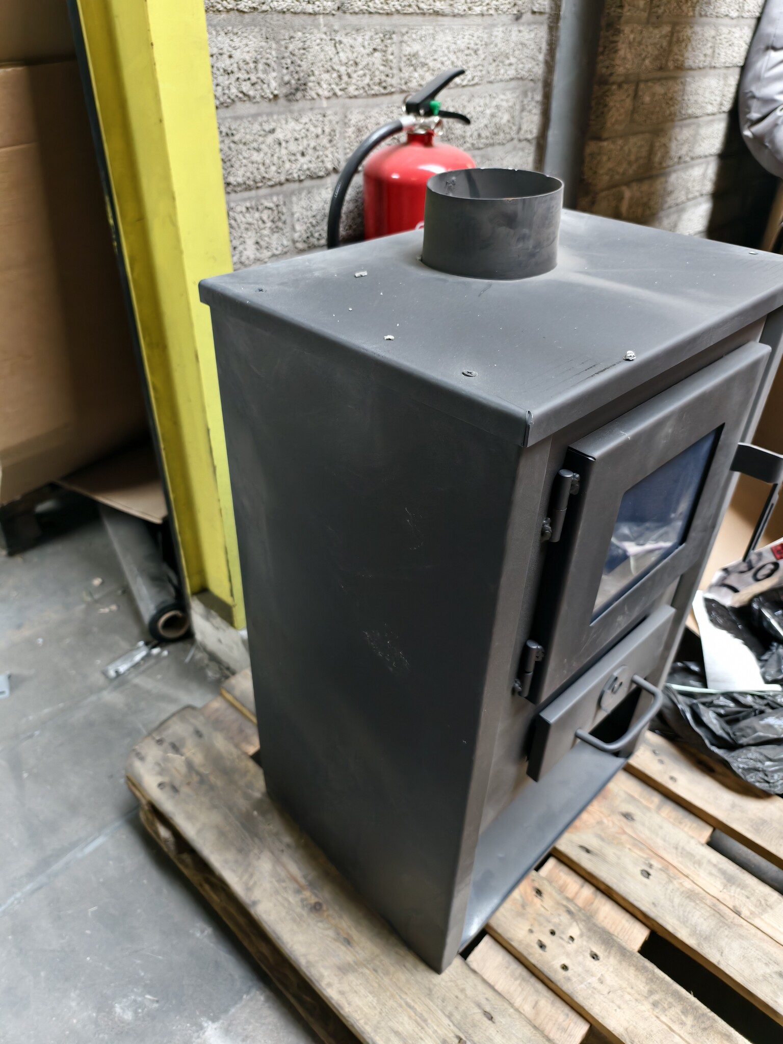 Houtkachel 12kW - Vrijstaand - 50% Korting! (Krassen/Deuk)