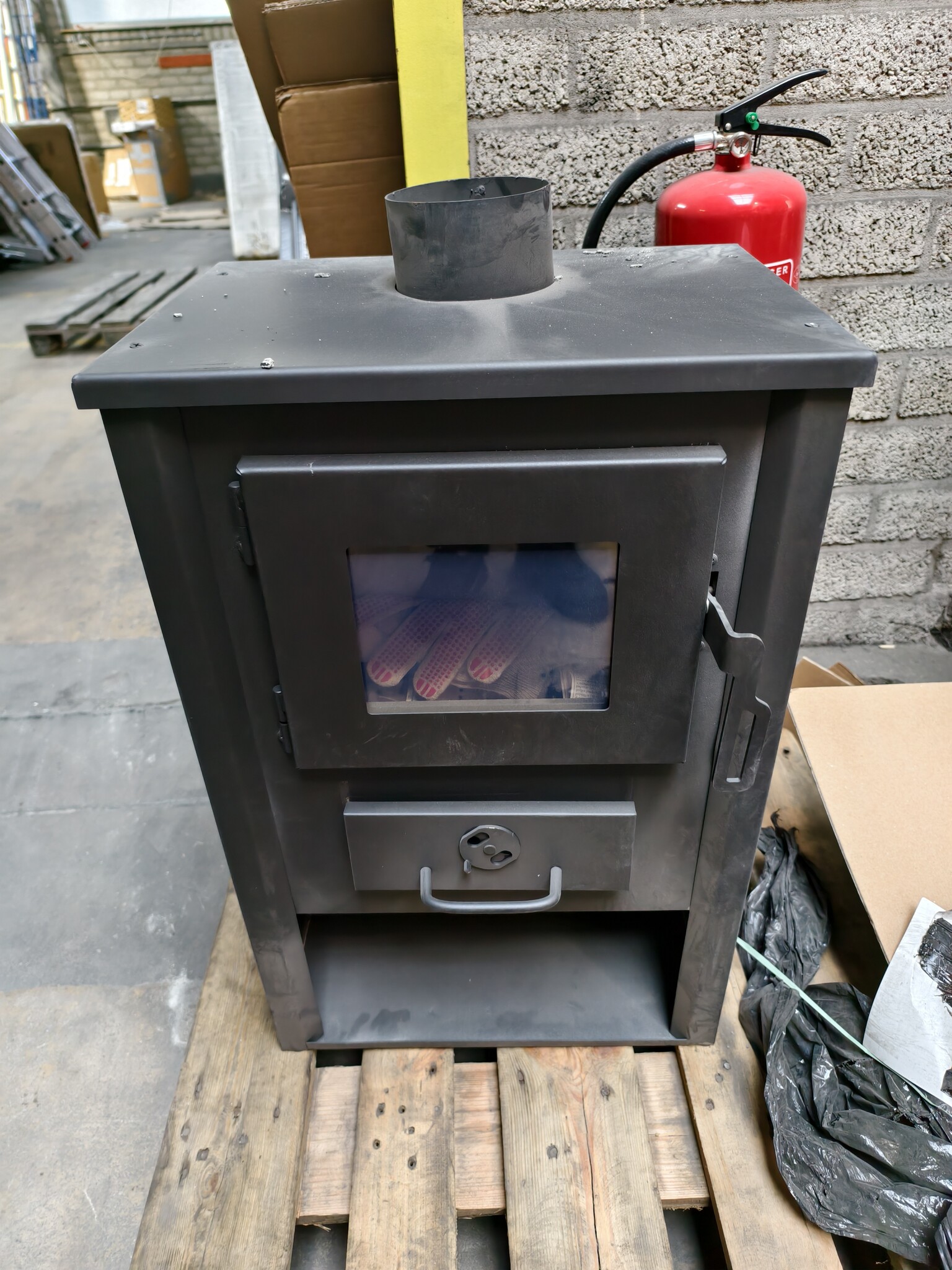 Houtkachel 12kW - Vrijstaand - 50% Korting! (Krassen/Deuk)