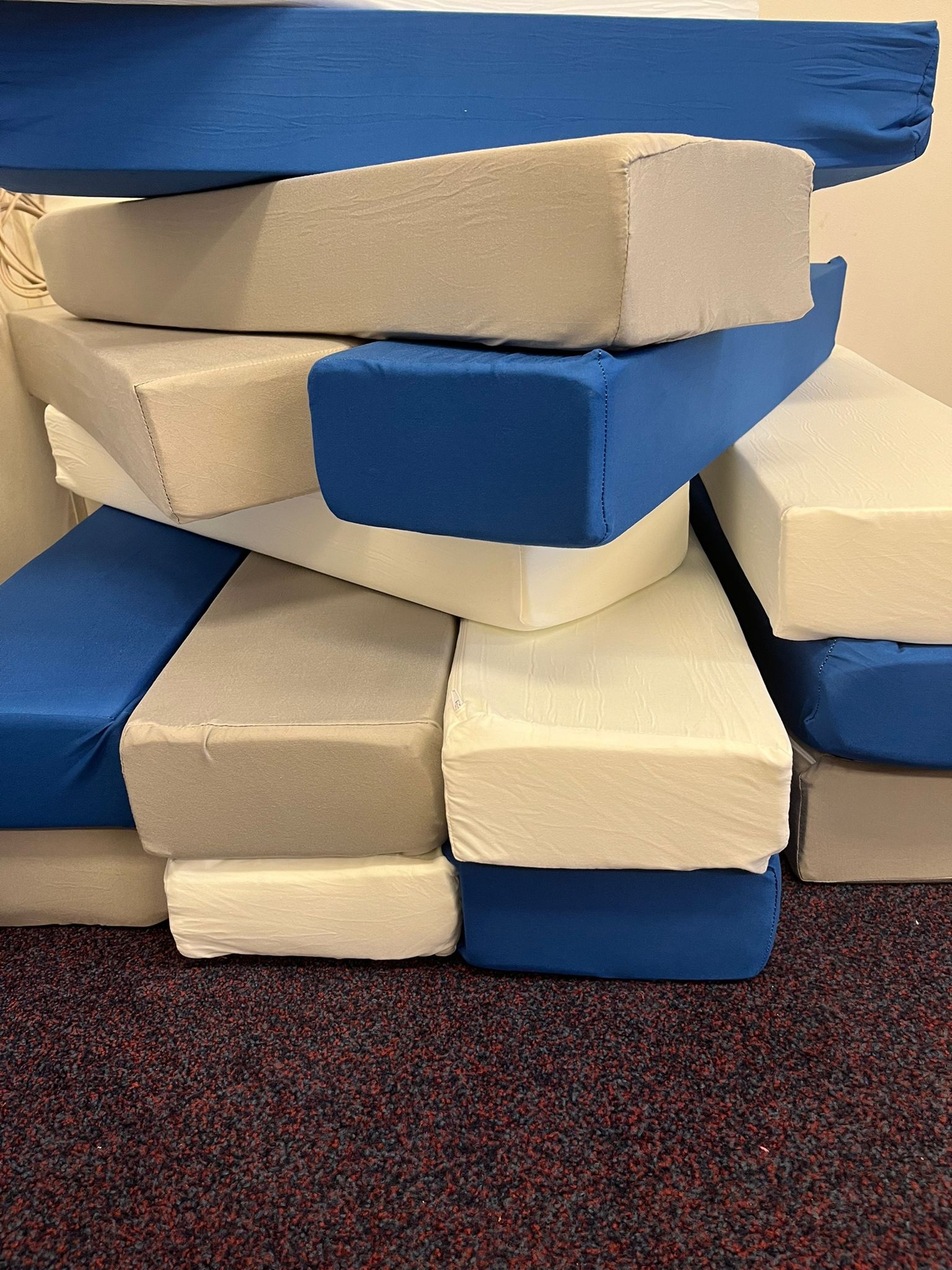 Jenga Foam Blokken Set - 15 Delig - Wit/Blauw/Grijs - 55% Korting!