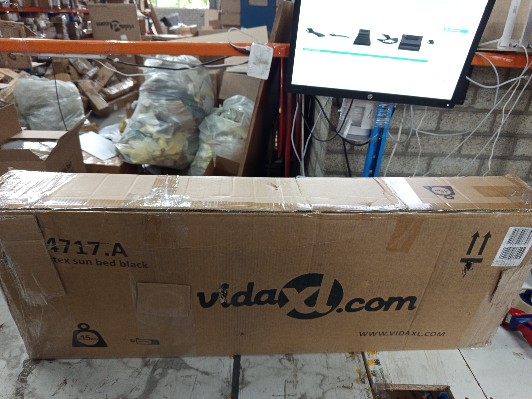 vidaXL Ligbed met kussen poly rattan zwart
