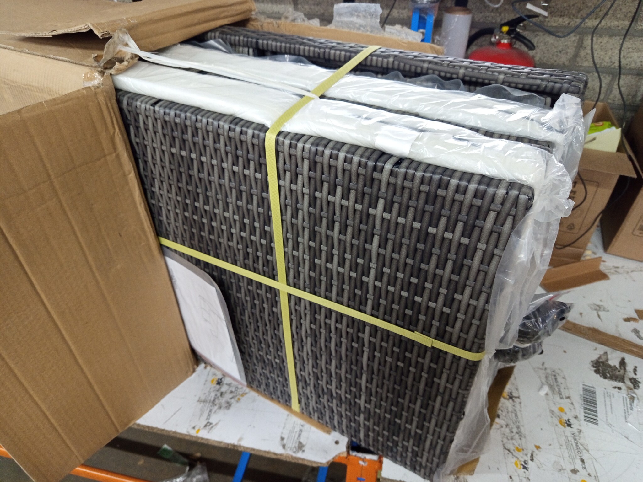 Ligbed Rattan Grijs m. Kussens - 55% Korting! (Lichte Schade)