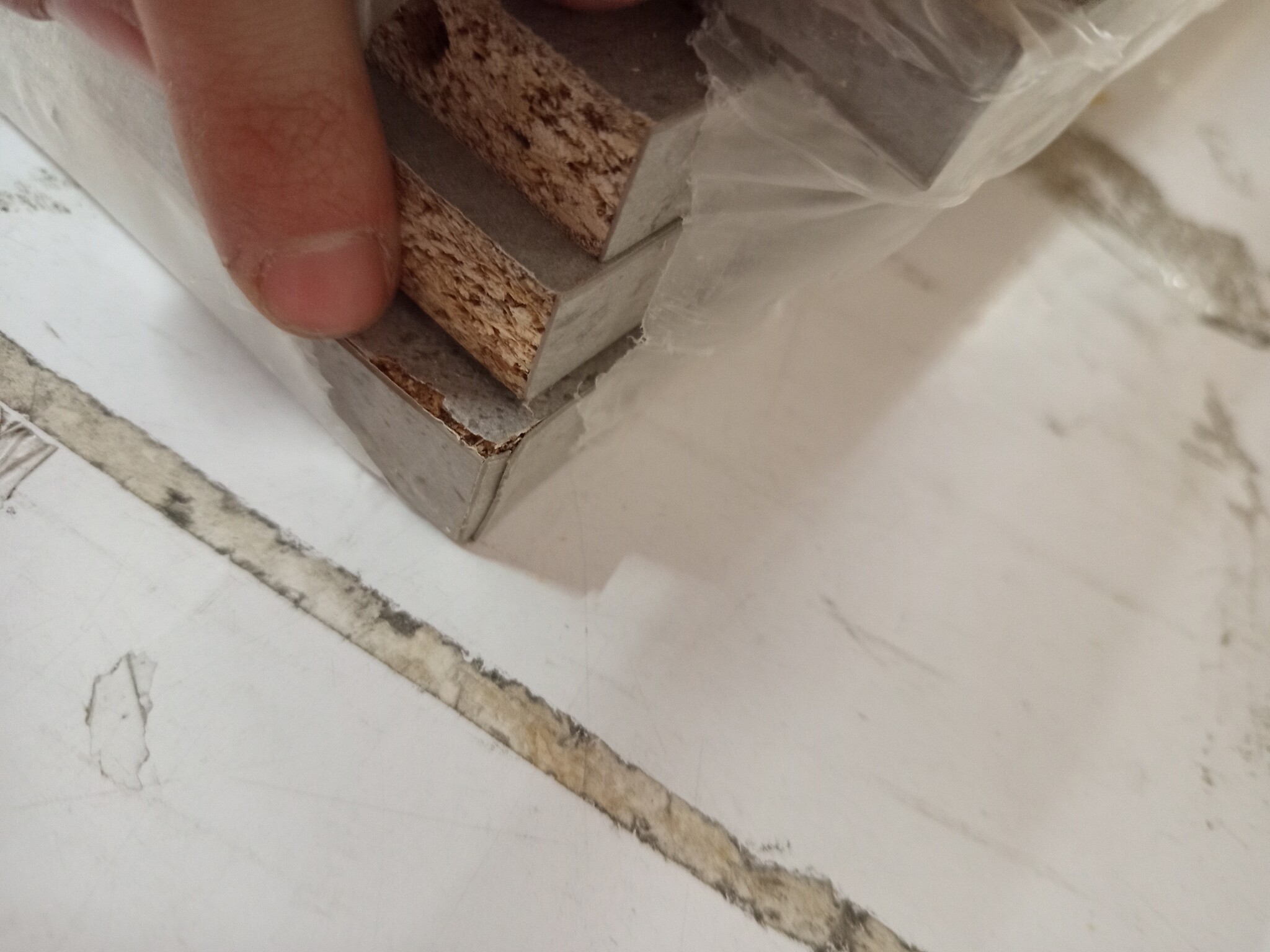 VidaXL Bureau met Schappen (Betongrijs) - 55% Korting! | Nog 1 Beschikbaar!